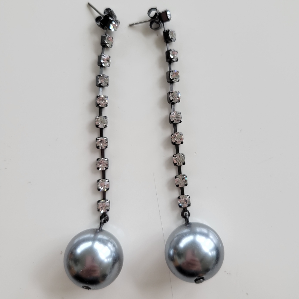 Avon | Glam Star Earrings Grey